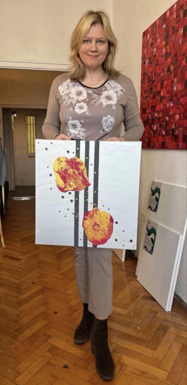 Erika a "Játékos ellentétek" című festményével Erika a "Játékos ellentétek" című festményével
